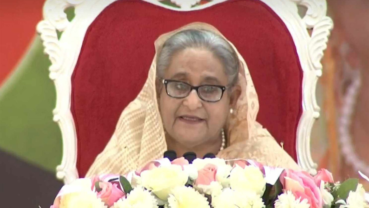 বুধবার দুপুরে প্রেসিডেন্ট গার্ড রেজিমেন্টের ৪৮তম প্রতিষ্ঠাবার্ষিকীর অনুষ্ঠানে বক্তব্য দেন প্রধানমন্ত্রী শেখ হাসিনা। ছবি : সংগৃহীত