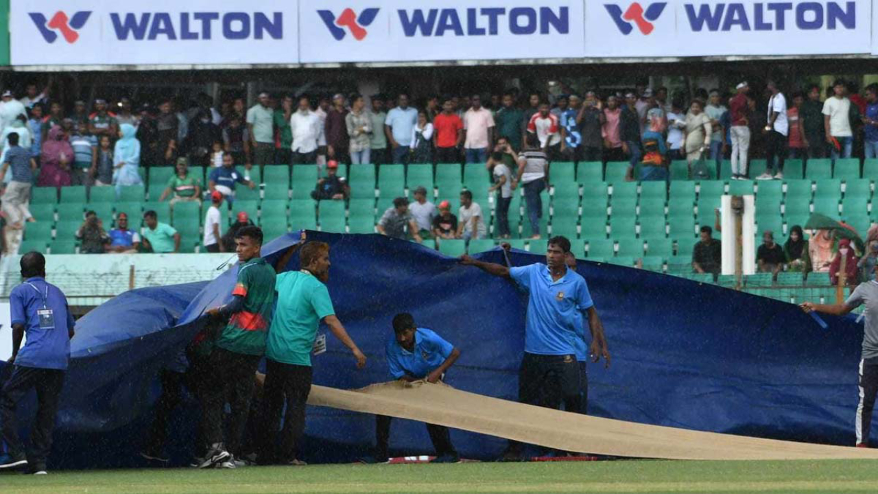 চট্টগ্রামে বৃষ্টিতে বন্ধ আছে খেলা । ছবি : সংগৃহীত
