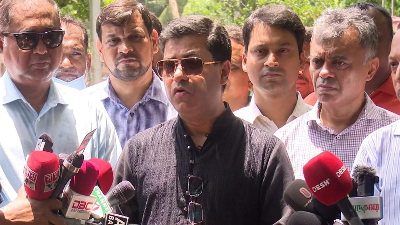 বুধবার হাতিরঝিলে পানি নিষ্কাশন যন্ত্র পরিদর্শনে গিয়ে সাংবাদিকদের সঙ্গে কথা বলেন ঢাকা দক্ষিণ সিটি করপোরেশনের মেয়র শেখ ফজলে নূর তাপস। ছবি : সংগৃহীত