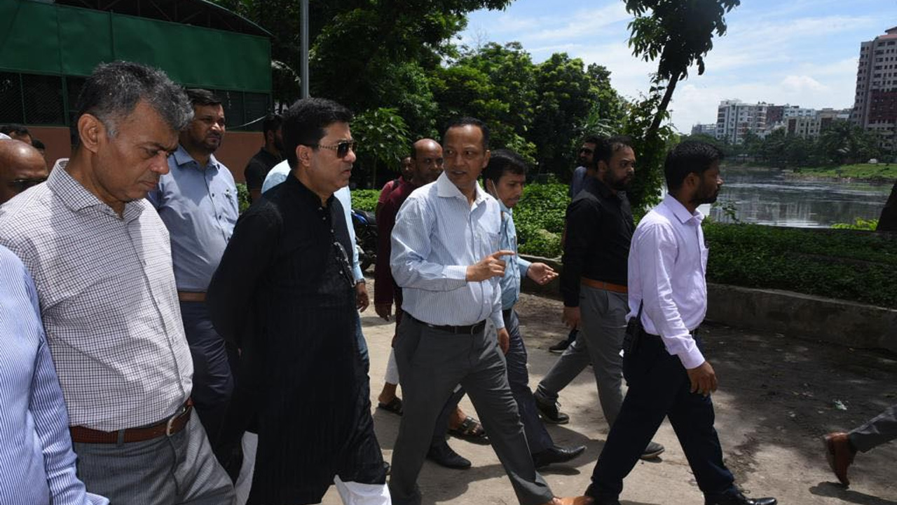 রাজধানীর হাতিরঝিলের পানি নিষ্কাশন যন্ত্র পরিদর্শন করছেন মেয়র শেখ ফজলে নূর তাপস। ছবি : কালবেলা