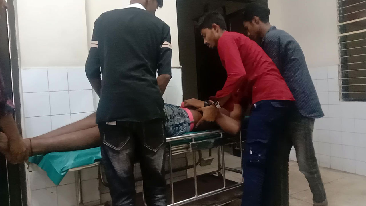 চিকিৎসার জন্য আহত সেলুন কর্মীকে হাসপাতালে নেওয়া হয়েছে। ছবি : কালবেলা