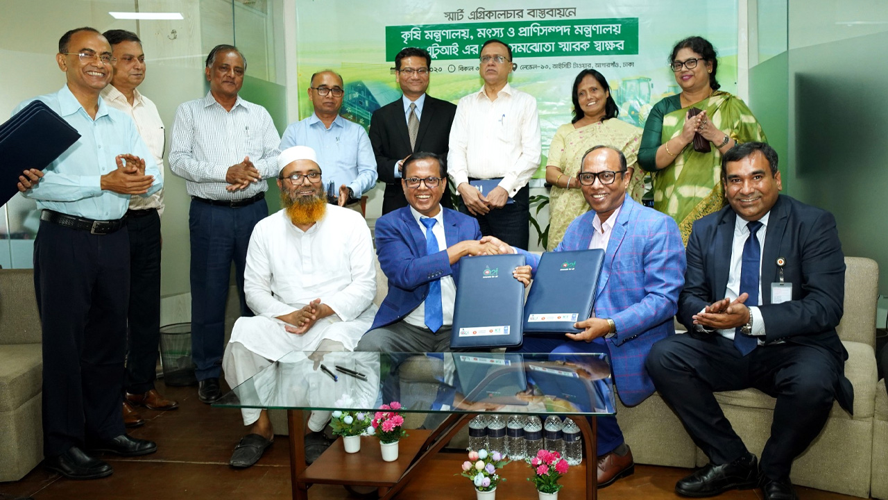 কৃষি মন্ত্রণালয় এবং মৎস্য ও প্রাণিসম্পদ মন্ত্রণালয়ের সঙ্গে সমঝোতা চুক্তি সই করেছে আইসিটি বিভাগের আওতাধীন এটুআই প্রকল্প। ছবি : কালবেলা