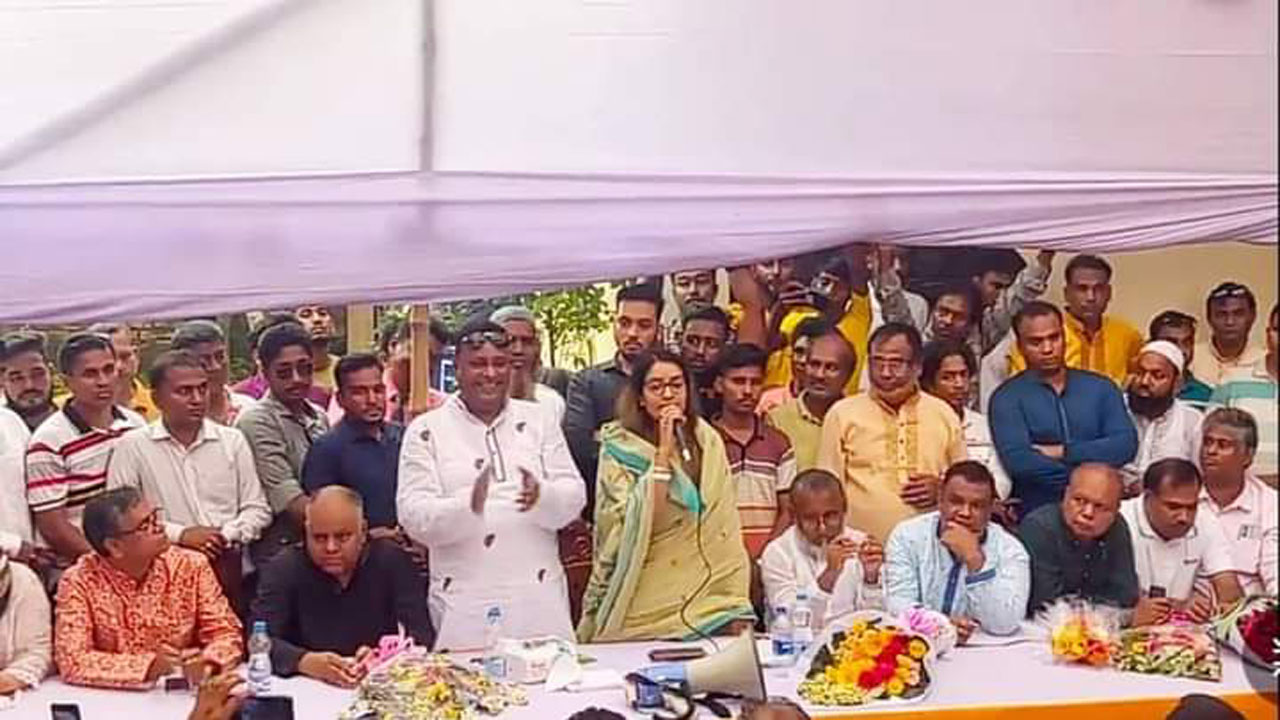 আলোচনা সভায় বক্তব্য দিচ্ছেন ঢাকা জেলা বিএনপির সাধারণ সম্পাদক অ্যাডভোকেট নিপুণ রায়। ছবি : কালবেলা