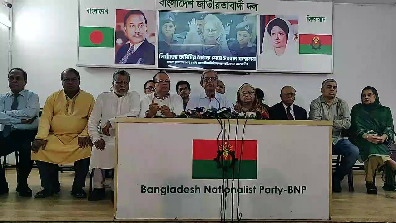 বিএনপি চেয়ারপারসনের রাজনৈতিক কার্যালয়ে কথা বলছেন দলটির মহাসচিব মির্জা ফখরুল ইসলাম আলমগীর। ছবি: সংগৃহীত