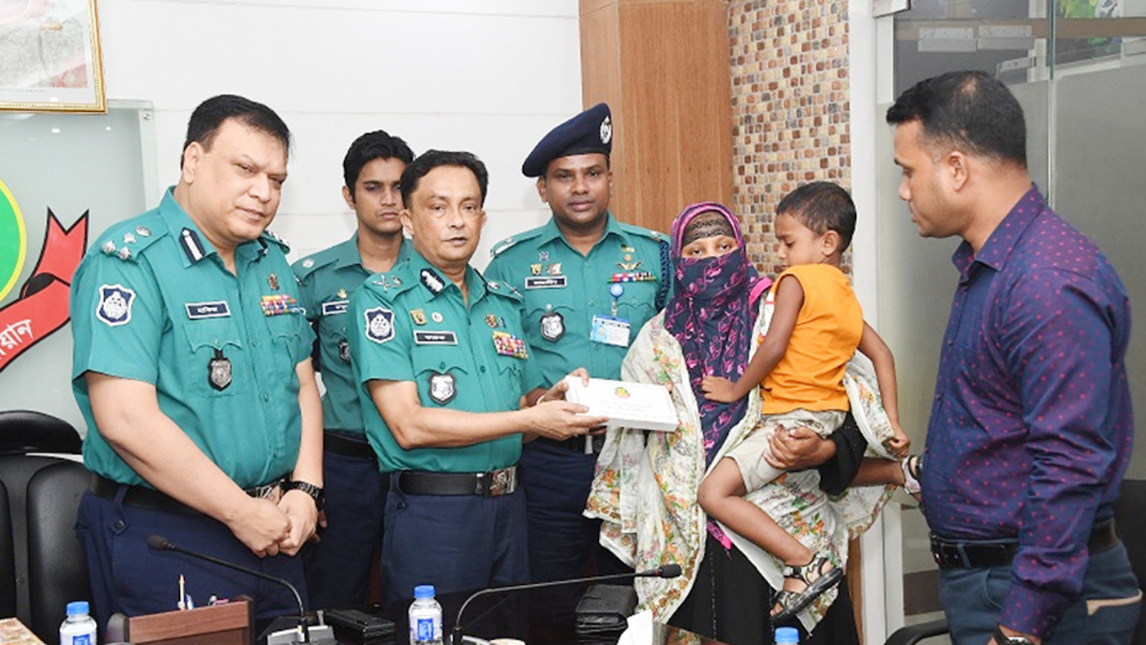 নিহত পুলিশ সদস্য মনিরুজ্জামান তালুকদারের স্ত্রীর হাতে অনুদান তুলে দিচ্ছেন ডিএমপি কমিশনার খন্দকার গোলাম ফারুক। ছবি: কালবেলা