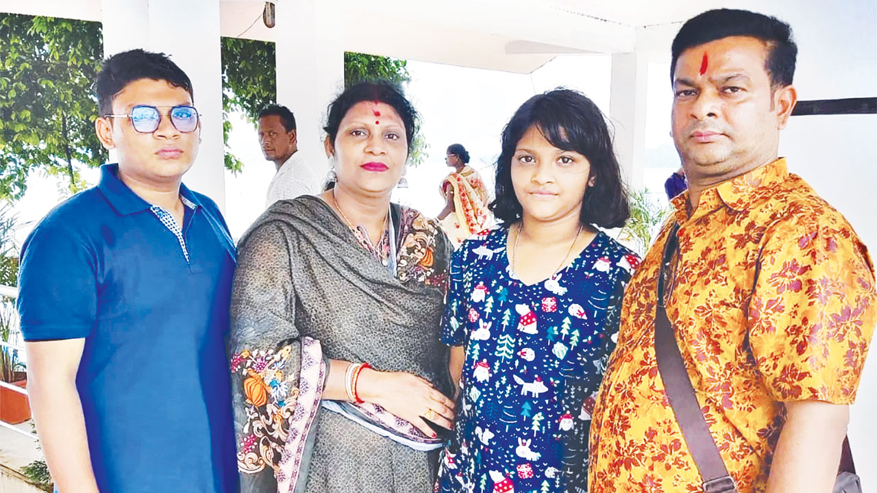 মা-বাবা ও ভাইয়ের সঙ্গে শ্রাবন্তীর এই ছবি এখন শুধুই স্মৃতি। ছবি : সংগৃহীত