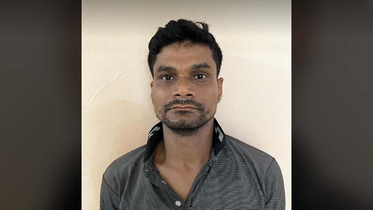দিশারী পরিবহনের হেলপার মোতালেব ওরফে রনি। ছবি: কালবেলা
