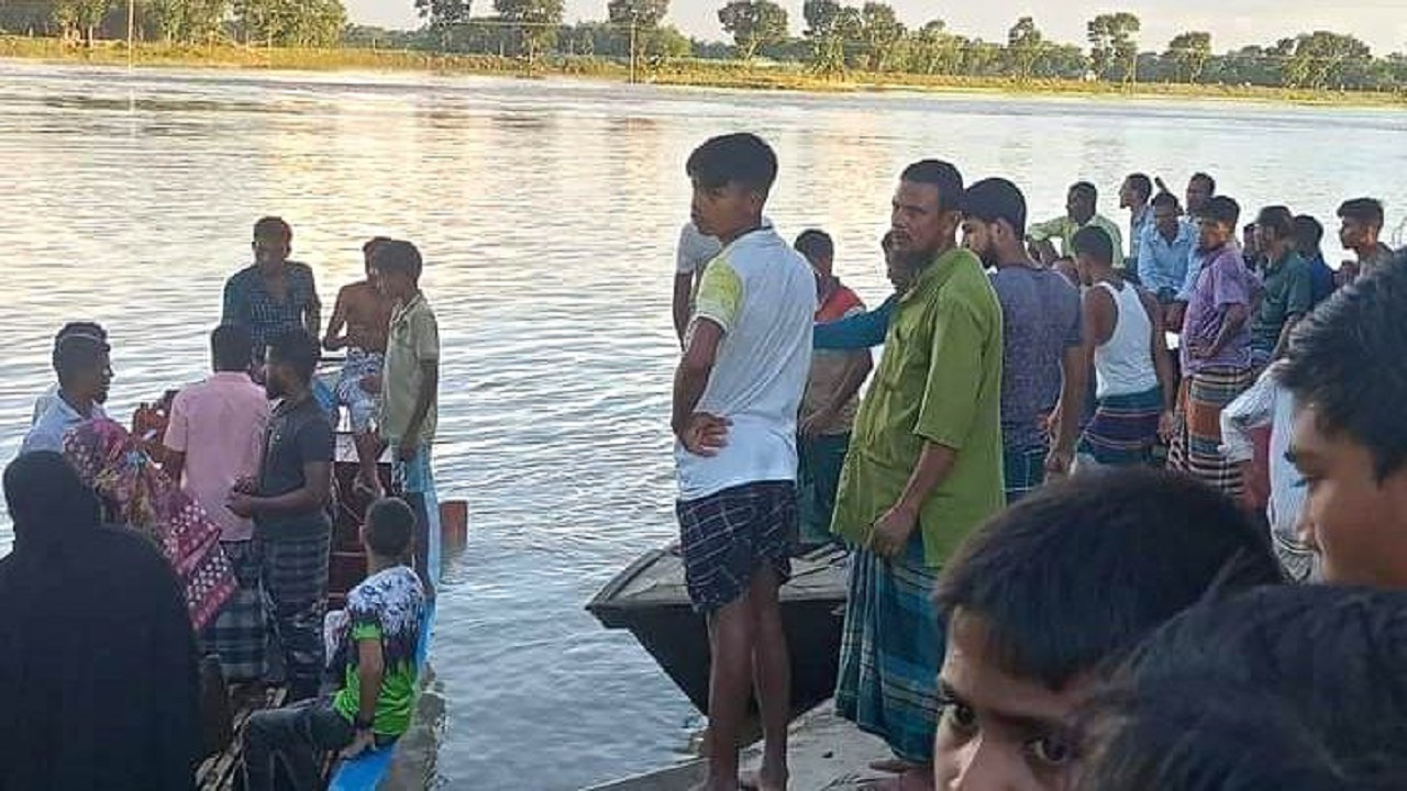 কংস নদীর পাড়ে স্থানীয়দের ভিড়। ছবি : কালবেলা