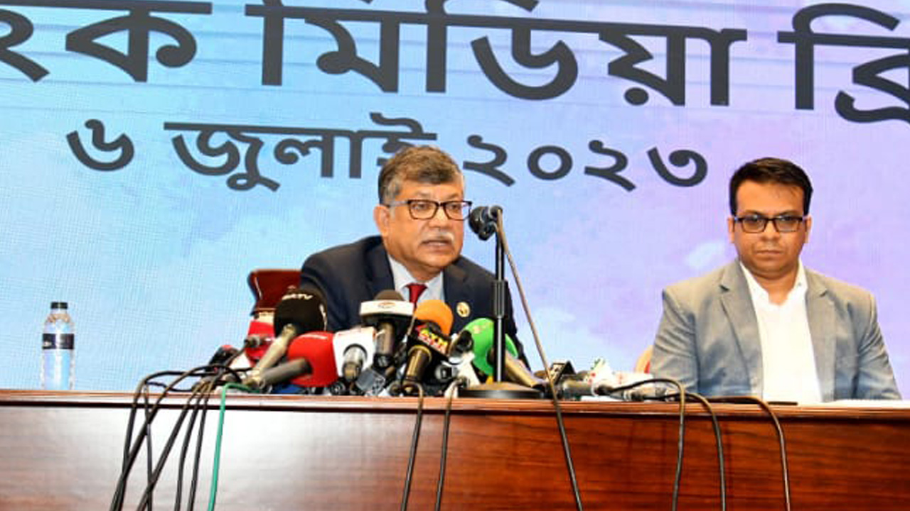 বৃহস্পতিবার মন্ত্রণালয়ে সাপ্তাহিক মিডিয়া ব্রিফে পররাষ্ট্র সচিব মাসুদ বিন মোমেন। ছবি : সংগৃহীত