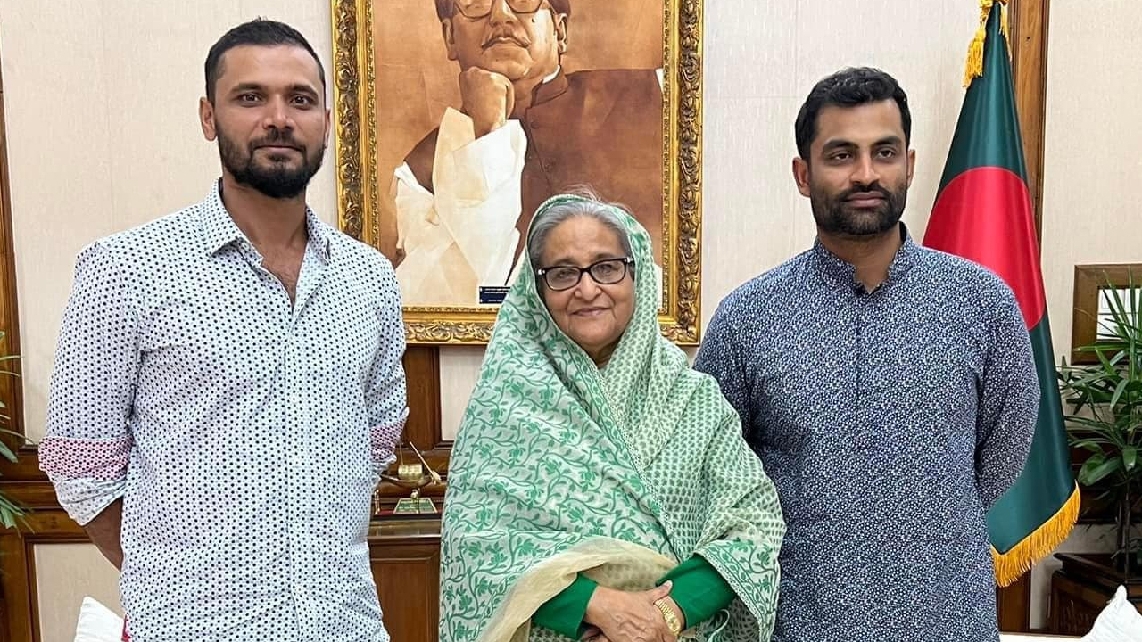 গণভবনে প্রধানমন্ত্রীর সঙ্গে মাশরাফী ও তামিম। ছবি: মাশরাফির ফেসবুক থেকে নেওয়া