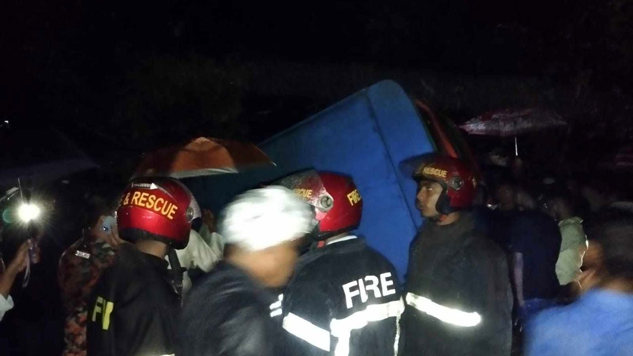 দুঘর্টনার শিকার অটোরিকশা থেকে মরদেহ উদ্ধার করছে ফায়ার সার্ভিসের কর্মীরা। ছবি : কালবেলা