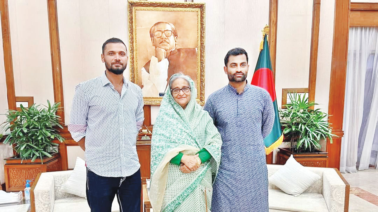 প্রধানমন্ত্রী শেখ হাসিনার আহ্বানে শুক্রবার বিকেলে গণভবনে যান তামিম ইকবাল খান। এ সময় সঙ্গে ছিলেন জাতীয় ক্রিকেট দলের সাবেক অধিনায়ক ও সংসদ সদস্য মাশরাফী বিন মোর্ত্তজা। ছবি : সংগৃহীত