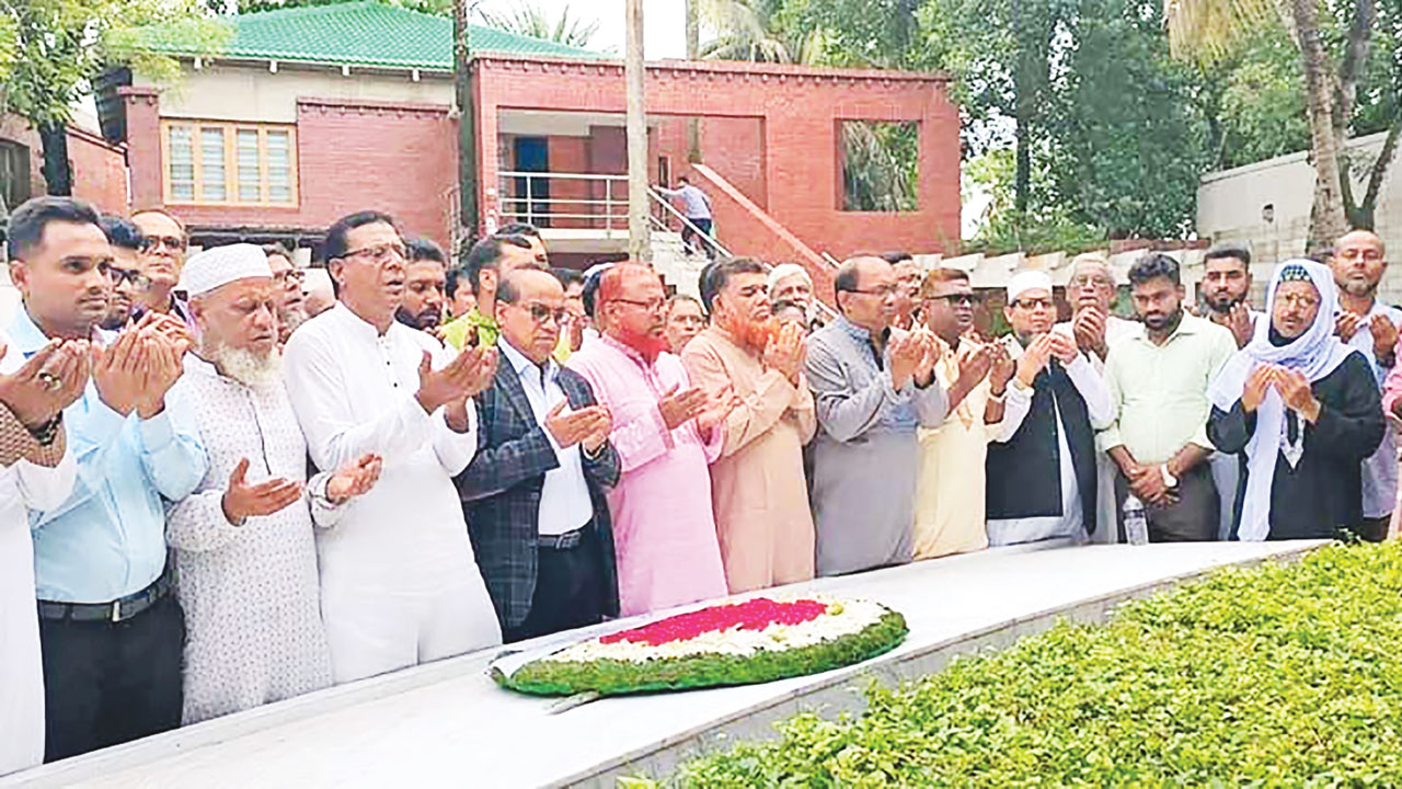 টুঙ্গিপাড়ায় বঙ্গবন্ধু শেখ মুজিবুর রহমানের সমাধিতে শুক্রবার শ্রদ্ধা জানান বিশেষ ভারপ্রাপ্ত সচিব মোহাম্মদ খাইরুল ইসলাম।