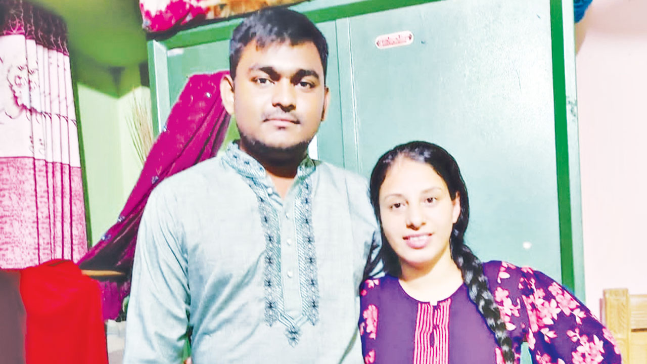 নোয়াখালীর চাটখিলের বাড়িতে মো. আরমান হোসেনের সঙ্গে তার স্ত্রী পেরুর তরুণী কেলি কারাঞ্জা সাওসিডো।