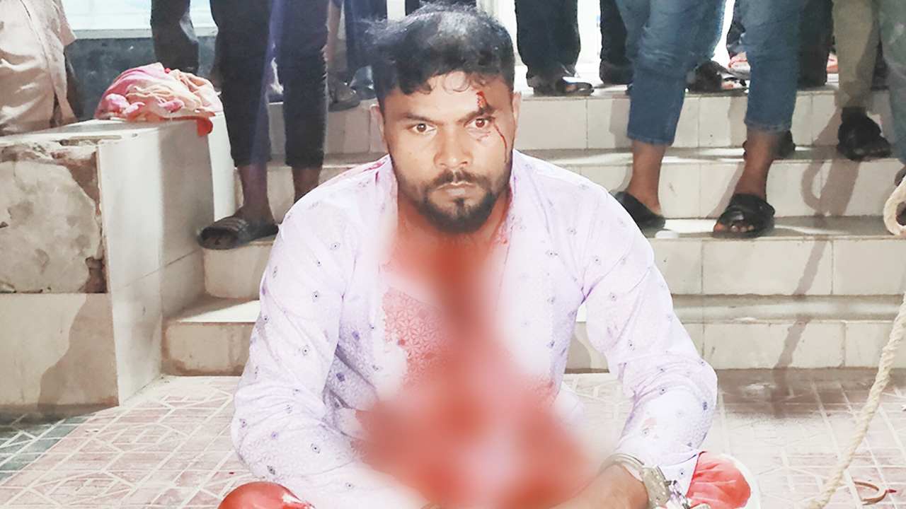 কারা কর্তৃপক্ষের নির্যাতনের প্রতিবাদে ব্লেড দিয়ে গলা কেটে আত্মহত্যার চেষ্টা দুলাল হোসেনের। ছবি : কালবেলা