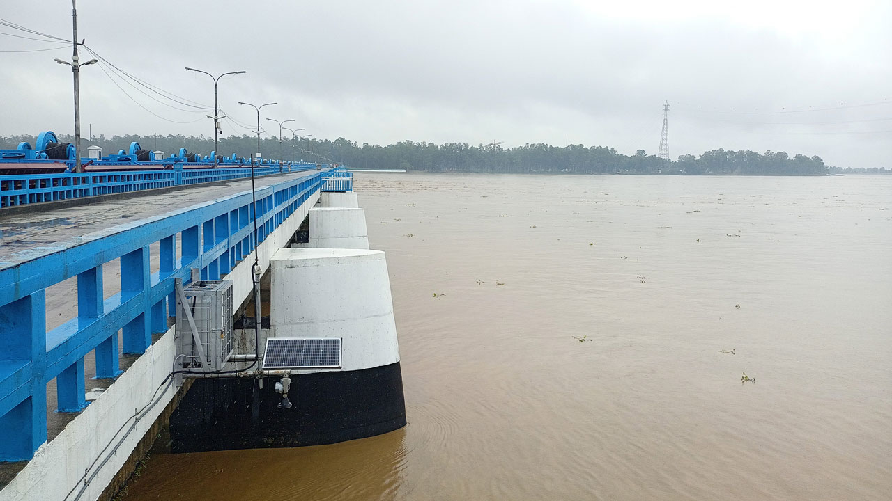 তিস্তার পানি বৃদ্ধি পাওয়ায় ব্যারাজের গেট খুলে দেওয়া হয়েছে। ছবি : সংগৃহীত
