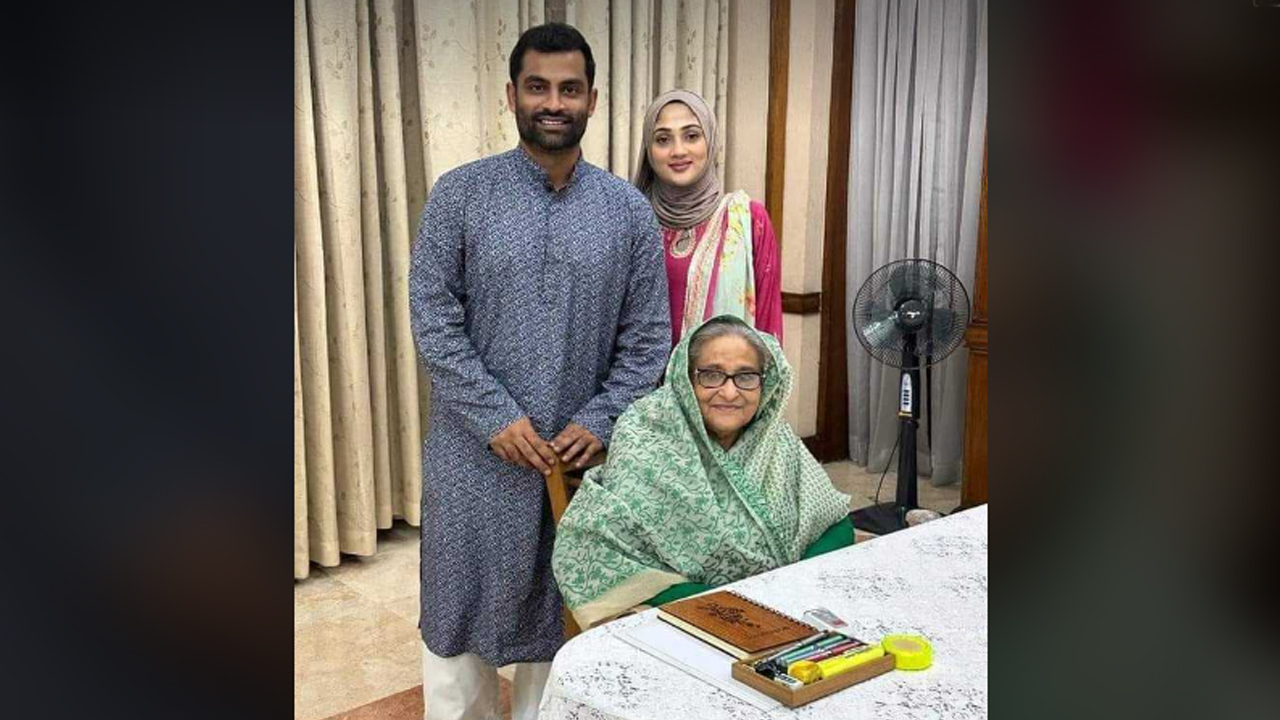 তামিমের সঙ্গে গণভবনে গিয়েছিলেন তার স্ত্রী আয়েশা সিদ্দিকাও। ছবি: তামিমের ফেসবুক পেজ