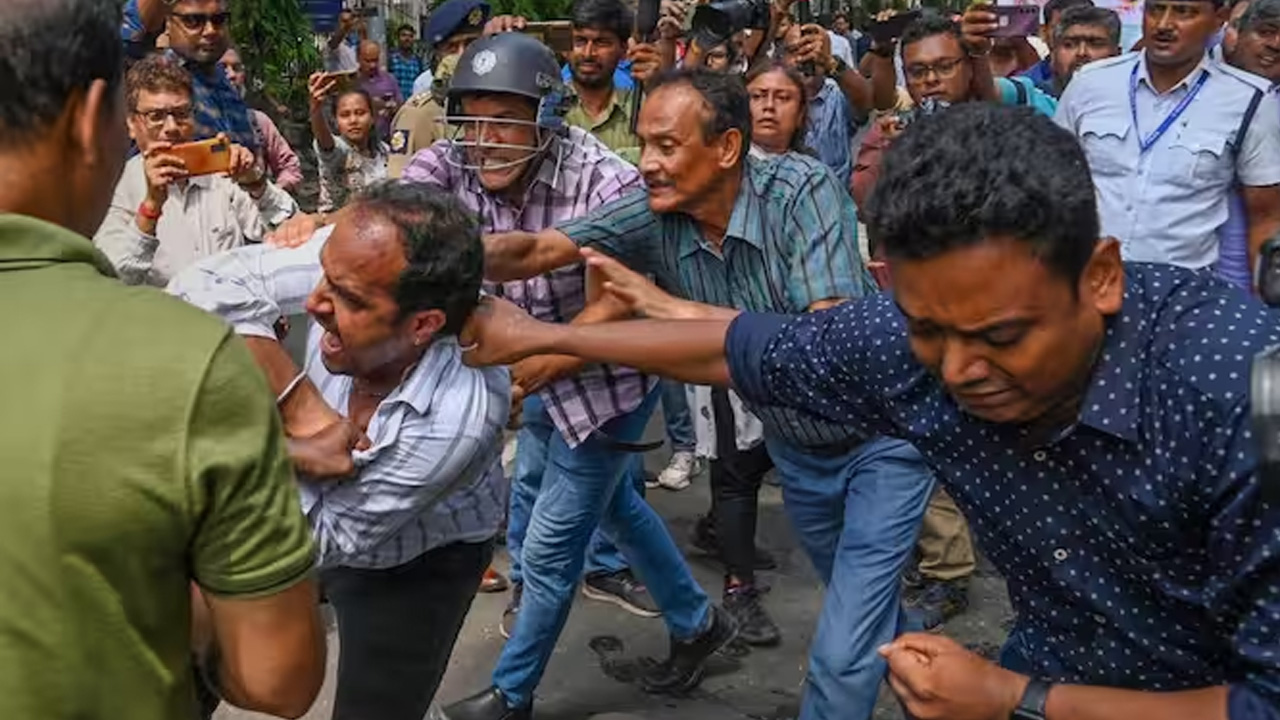 পঞ্চায়েত নির্বাচনের আগ থেকে হামলা ও সংঘর্ষ চললেও ভোটের দিন এগুলো প্রকট আকার ধারণ করে। ছবি : সংগৃহীত