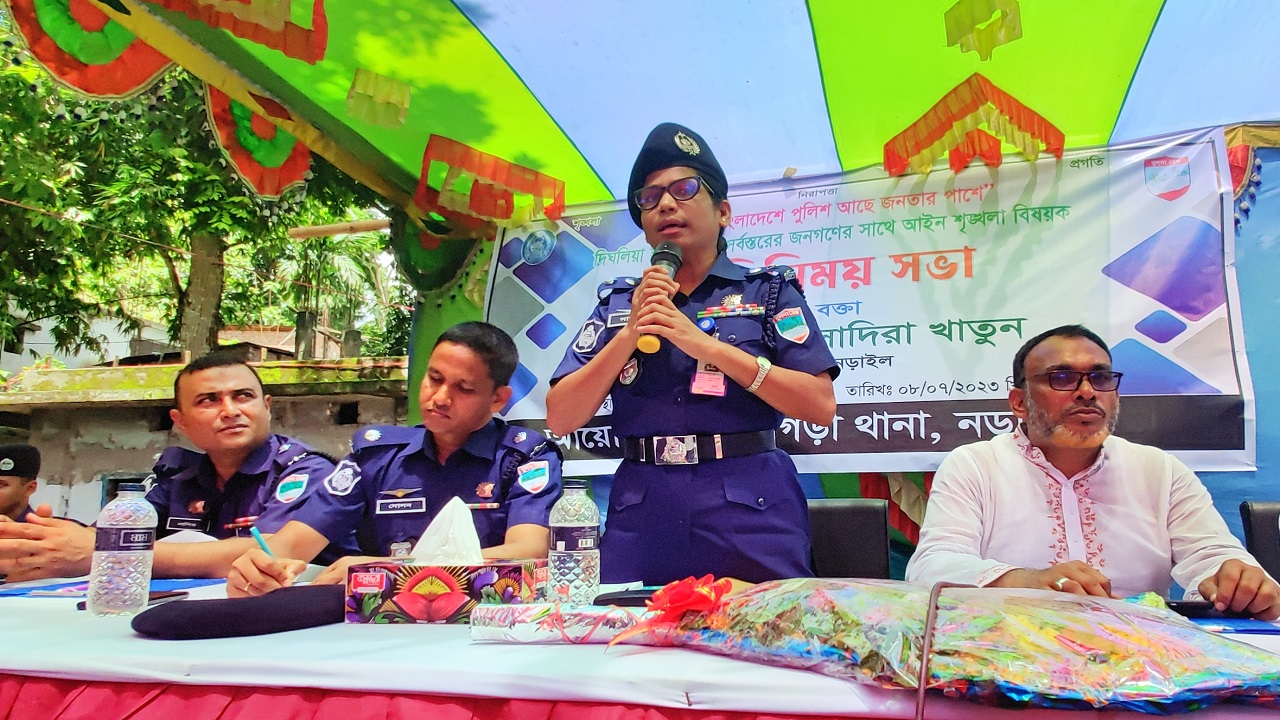 দিঘলিয়া ইউনিয়ন পরিষদ চত্বরে আইনশৃঙ্খলাবিষয়ক মতবিনিময় সভায় বক্তব্য দিচ্ছেন পুলিশ সুপার মোসা. সাদিরা খাতুন। ছবি : কালবেলা