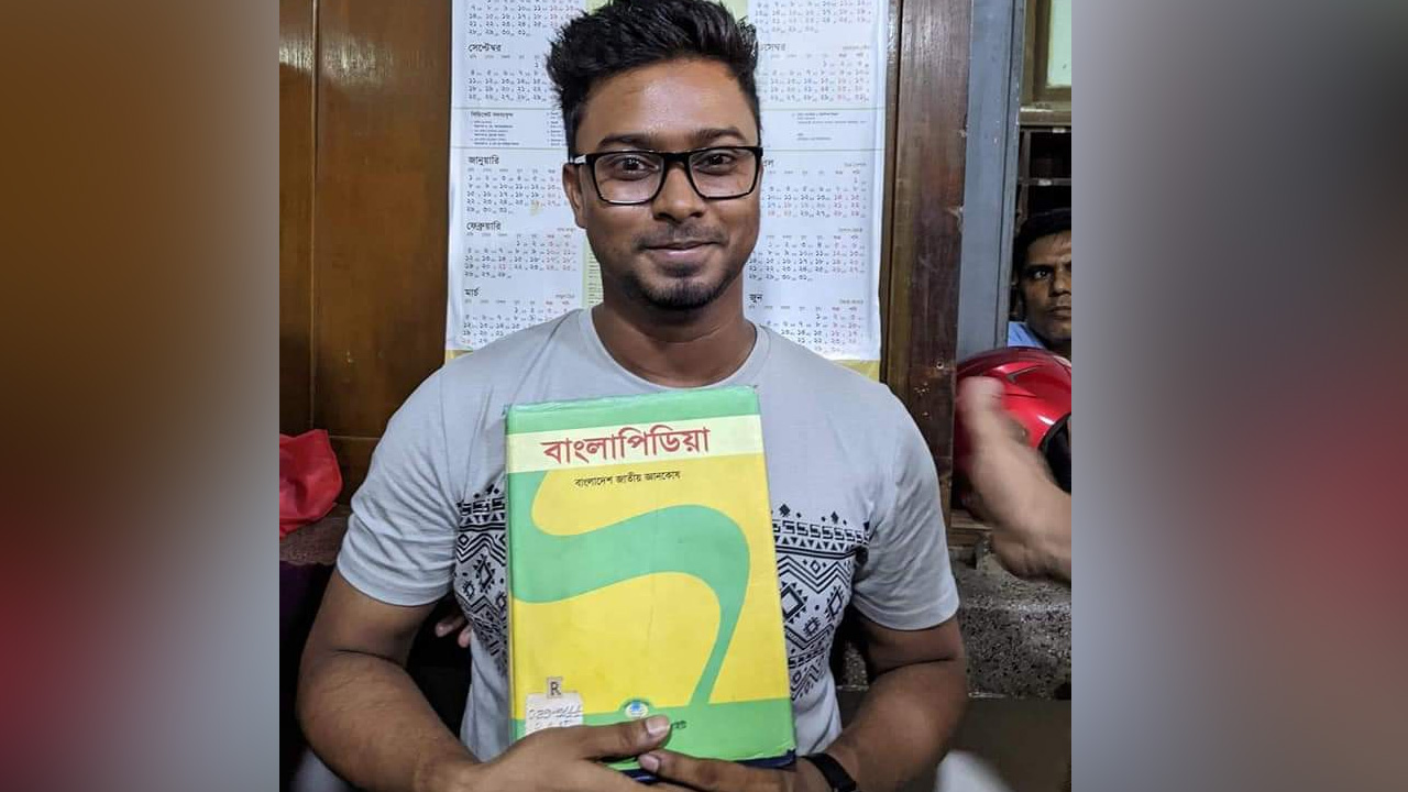 আটক যুবক। ছবি : কালবেলা