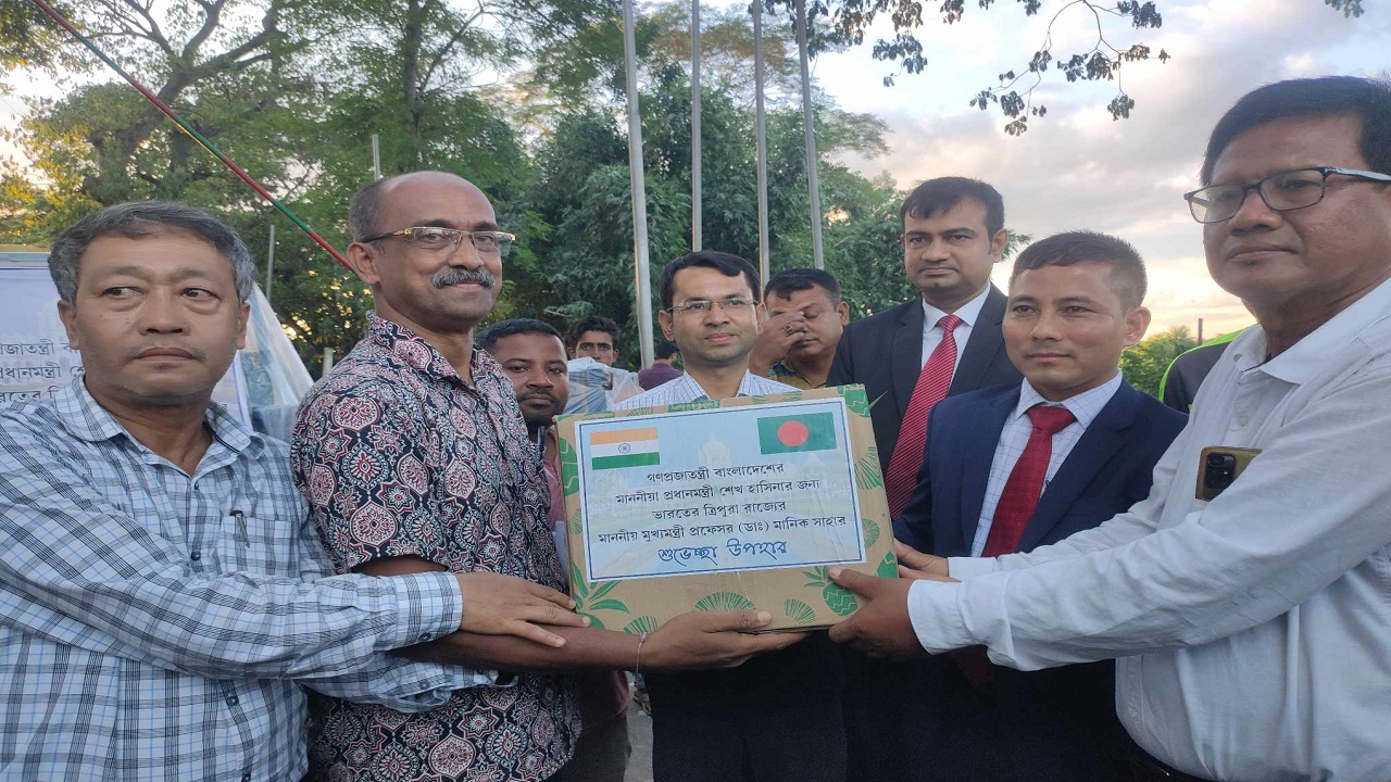 আখাউড়ায় প্রধানমন্ত্রী শেখ হাসিনার জন্য পাঠানো আনারস গ্রহণ করছেন ভারতীয় সহকারী হাইকমিশন চট্টগ্রামের প্রতিনিধি নবুল সোনোয়াল। ছবি : কালবেলা