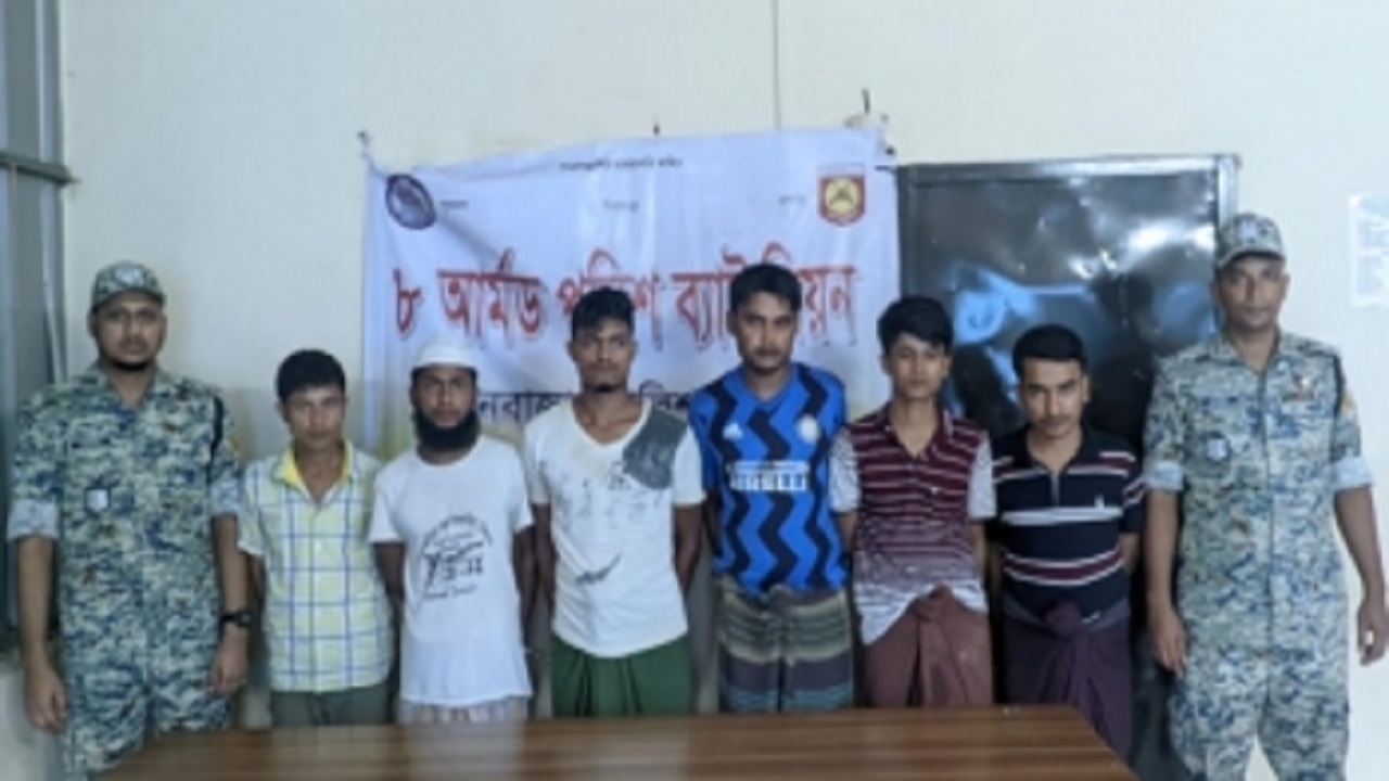 এপিবিএন সদস্যদের মাঝে ফাইভ মার্ডারের ঘটনায় জড়িত সন্দেহে আটকরা। ছবি : কালবেলা