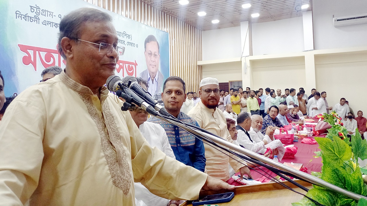 রাঙ্গুনিয়ায় স্থানীয় সরকারের সাবেক-বর্তমান জনপ্রতিনিধিদের সঙ্গে মতবিনিময় সভায় বক্তব্য দিচ্ছেন তথ্যমন্ত্রী ড. হাছান মাহমুদ। ছবি : কালবেলা