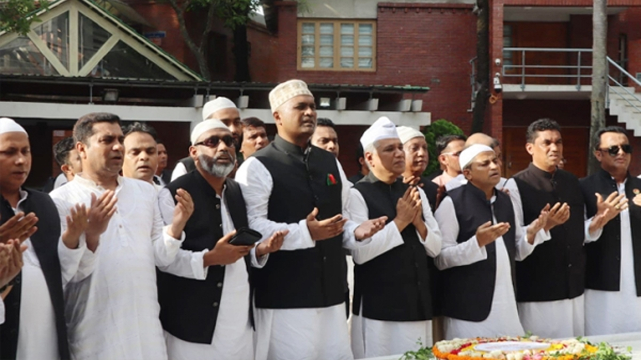জাতির পিতা বঙ্গবন্ধু শেখ মুজিবুর রহমানের সমাধিতে শ্রদ্ধা নিবেদন করেন চট্টগ্রাম উত্তর জেলা যুবলীগের নেতারা। ছবি: সংগৃহীত