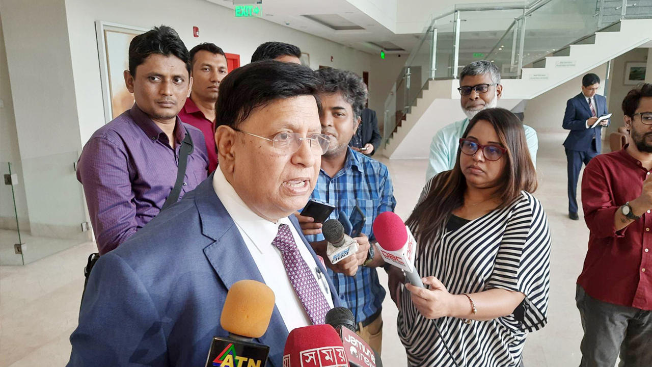 সাংবাদিকদের সঙ্গে কথা বলছেন পররাষ্ট্রমন্ত্রী ড. এ কে আব্দুল মোমেন। ছবি: সংগৃহীত
