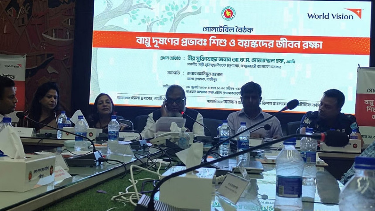 গাজীপুরে জেলা প্রশাসকের আয়োজনে এক গোলটেবিল বৈঠকে মুক্তিযুদ্ধবিষয়ক মন্ত্রী আ ক ম মোজাম্মেল হক। ছবি : সংগৃহীত