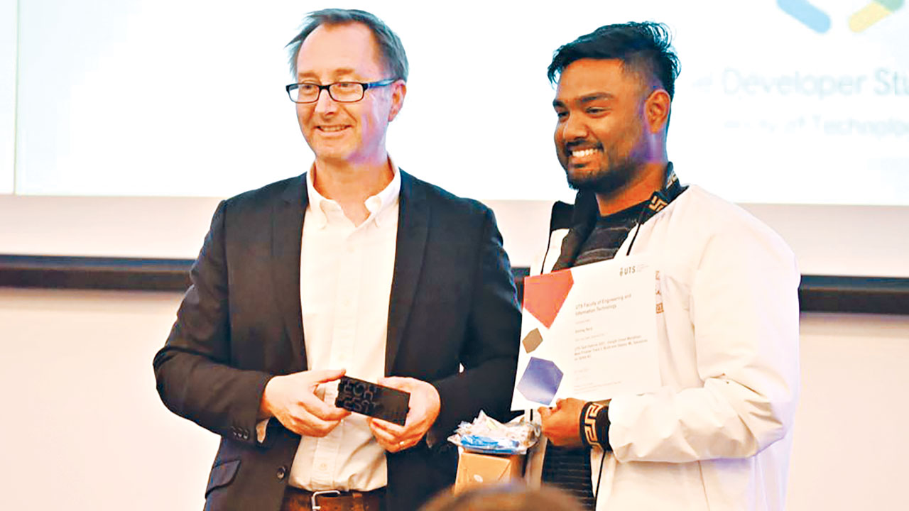সোহাগকে পুরস্কার দিচ্ছেন সিডনির ইউনিভার্সিটি অব টেকনোলজির ডাটা সায়েন্স বিভাগের প্রধান