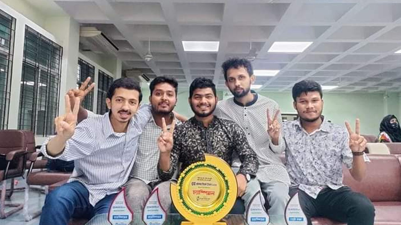 রোকেয়া বিতর্ক উৎসবের চ্যাম্পিয়ন স্যার এ এফ রহমান হল ডিবেটিং ক্লাবের সদস্যরা। ছবি : কালবেলা