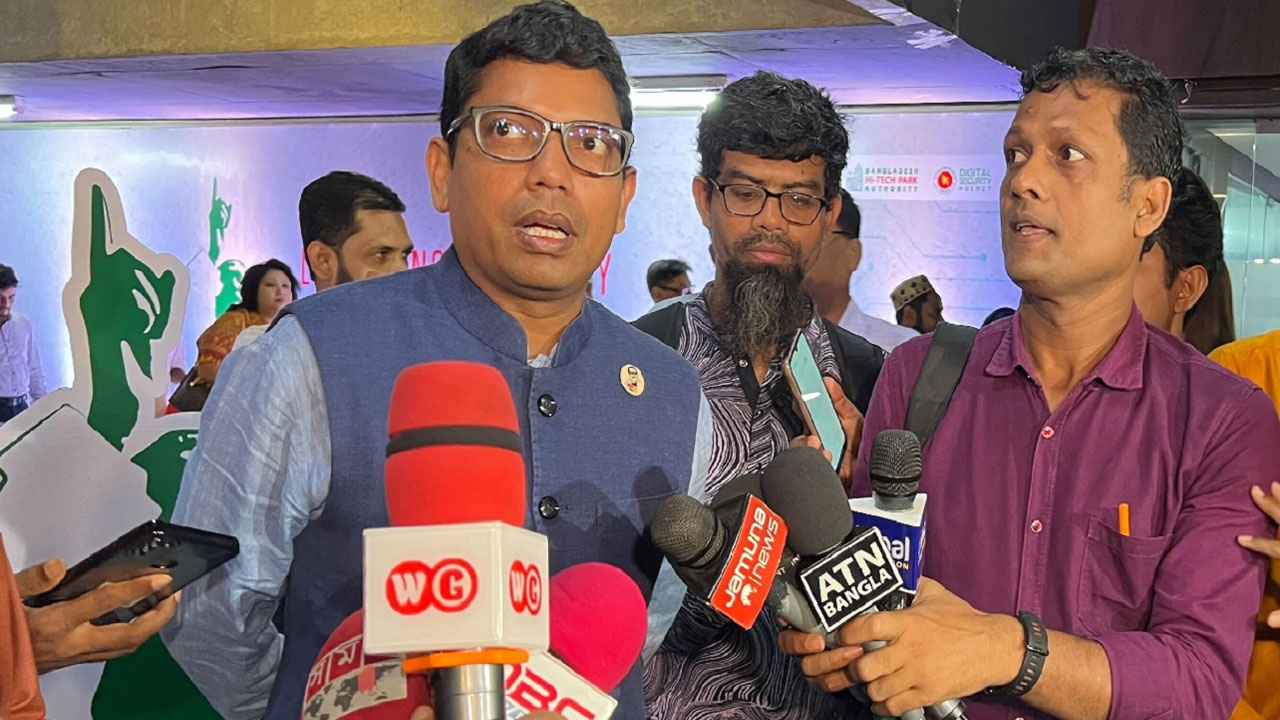 আগারগাঁওয়ে সাংবাদিকদের সঙ্গে কথা বলেন তথ্য ও যোগাযোগ প্রযুক্তি প্রতিমন্ত্রী জুনাইদ আহমেদ পলক। ছবি : সংগৃহীত