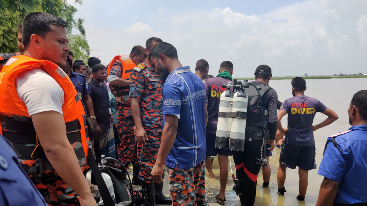 নিখোঁজদের খুঁজতে ডুবুরি দল কাজ করছে। ছবি : কালবেলা