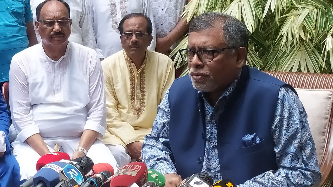 রোববার মানিকগঞ্জে নিজ বাসভবনে সাংবাদিকদের সঙ্গে কথা বলেন স্বাস্থ্যমন্ত্রী জাহিদ মালেক। ছবি : কালবেলা