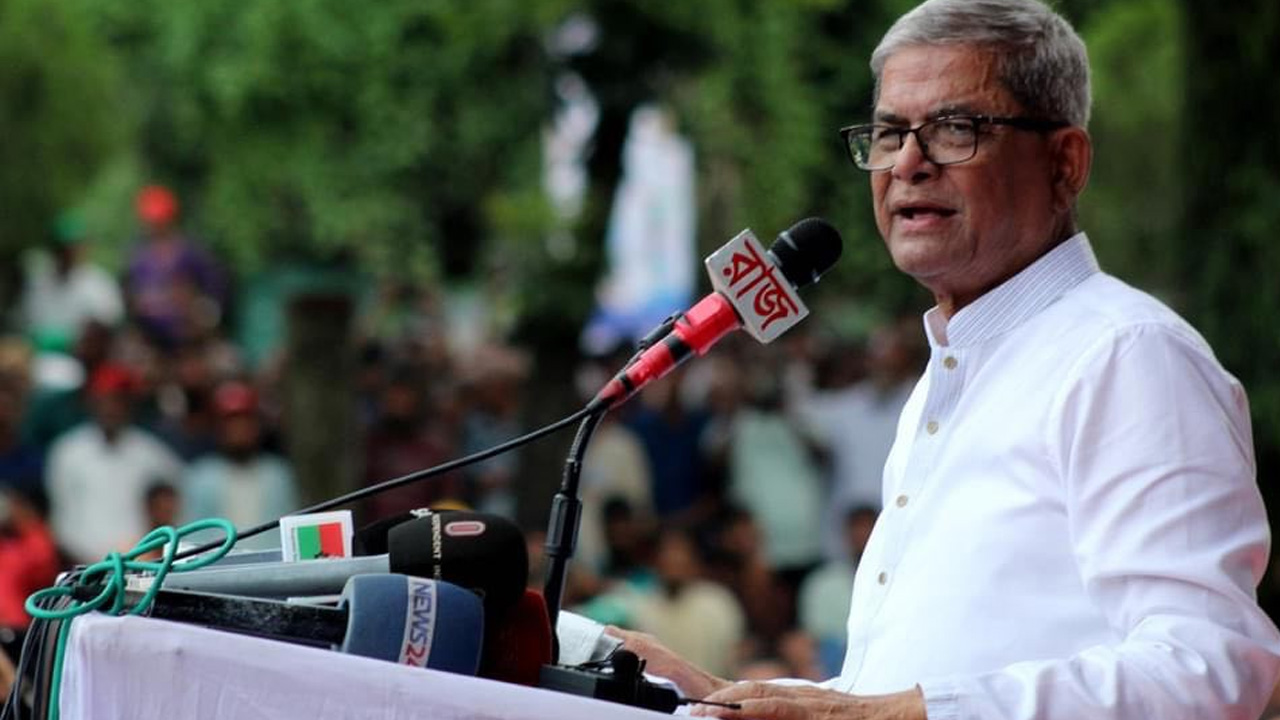 সিলেটের সরকারি আলিয়া মাদ্রাসার মাঠে রোববার বিকেলে ছাত্রদল, যুবদল ও স্বেচ্ছাসেবক দল আয়োজিত তারুণ্যের সমাবেশে বক্তব্য দেন বিএনপি মহাসচিব মির্জা ফখরুল ইসলাম আলমগীর। ছবি : কালবেলা