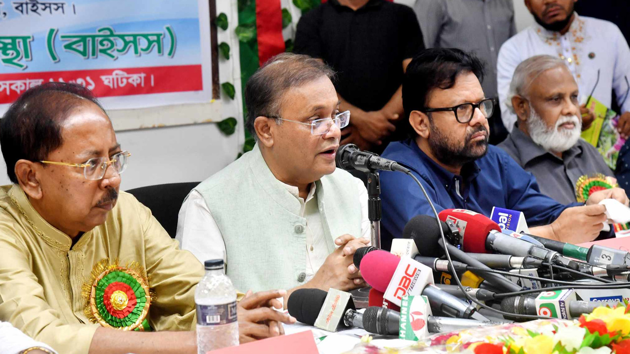 জাতীয় প্রেস ক্লাবে বাংলাদেশ ইউনিয়ন সদস্য সংস্থা-বাইসস আয়োজিত আলোচনা সভায় অতিথিরা। ছবি : কালবেলা