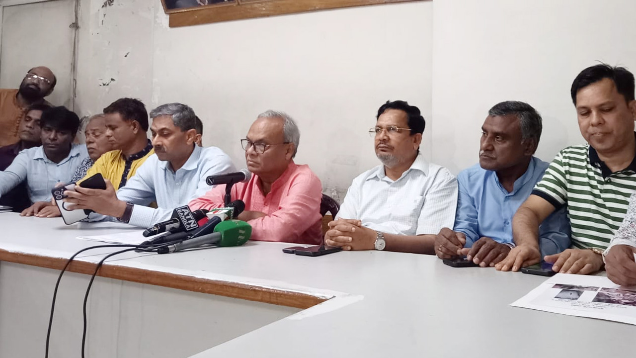 রোববার নয়াপল্টনে দলীয় কার্যালয়ে সংবাদ সম্মেলনে বক্তব্য দেন বিএনপির জ্যেষ্ঠ যুগ্ম মহাসচিব রুহুল কবির রিজভী। ছবি : কালবেলা