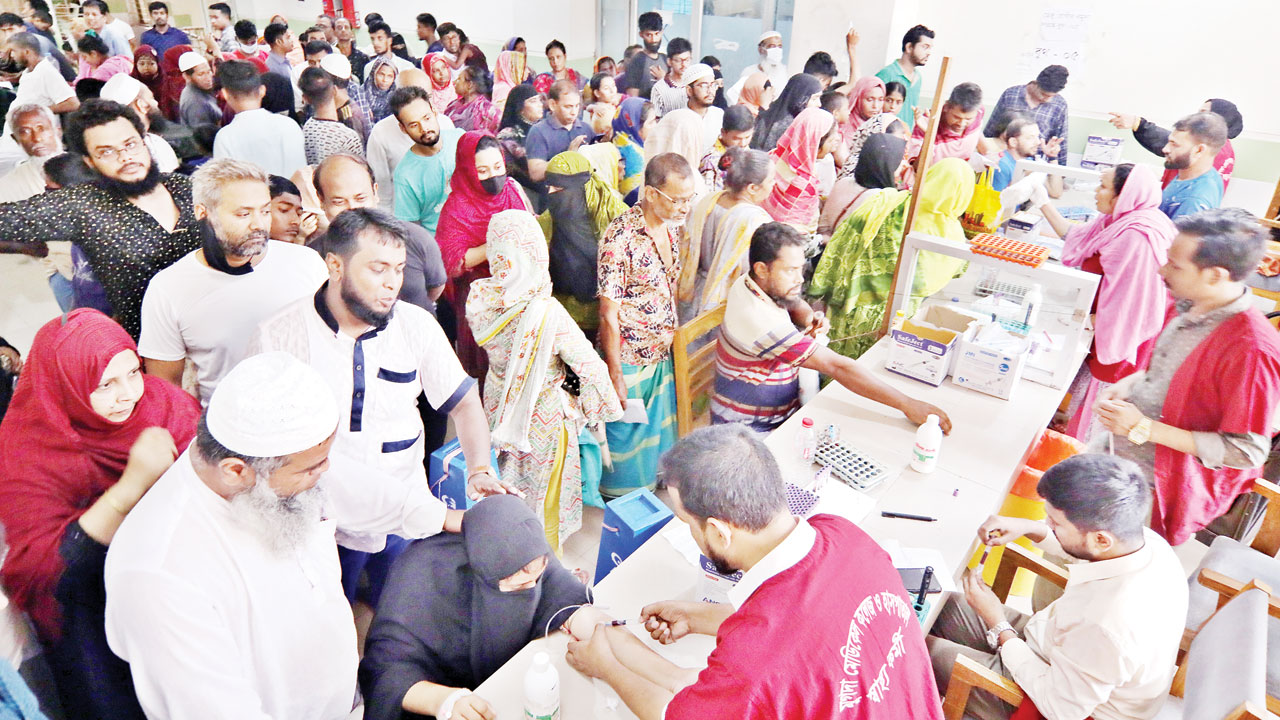 হাসপাতালে ডেঙ্গুর উপসর্গ নিয়ে আসা মানুষের ভিড় বাড়ছে। রোববার রাজধানীর মুগদা হাসপাতাল থেকে তোলা	 কাজল হাজরা