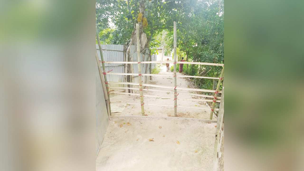 মসজিদের পথে এভাবেই বাঁশের বেড়া দিয়ে আটকে দেওয়া হয়। ছবি: কালবেলা