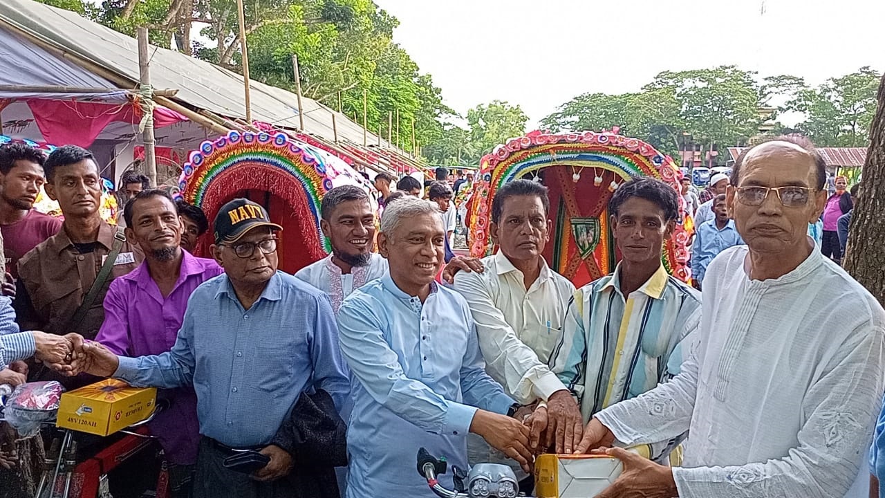 ভুক্তভোগীদের মাঝে ব্যাটারিচালত রিকশা বিতরণ করছেন এ জেড এম শফিউদ্দিন (শামীম)। ছবি : কালবেলা