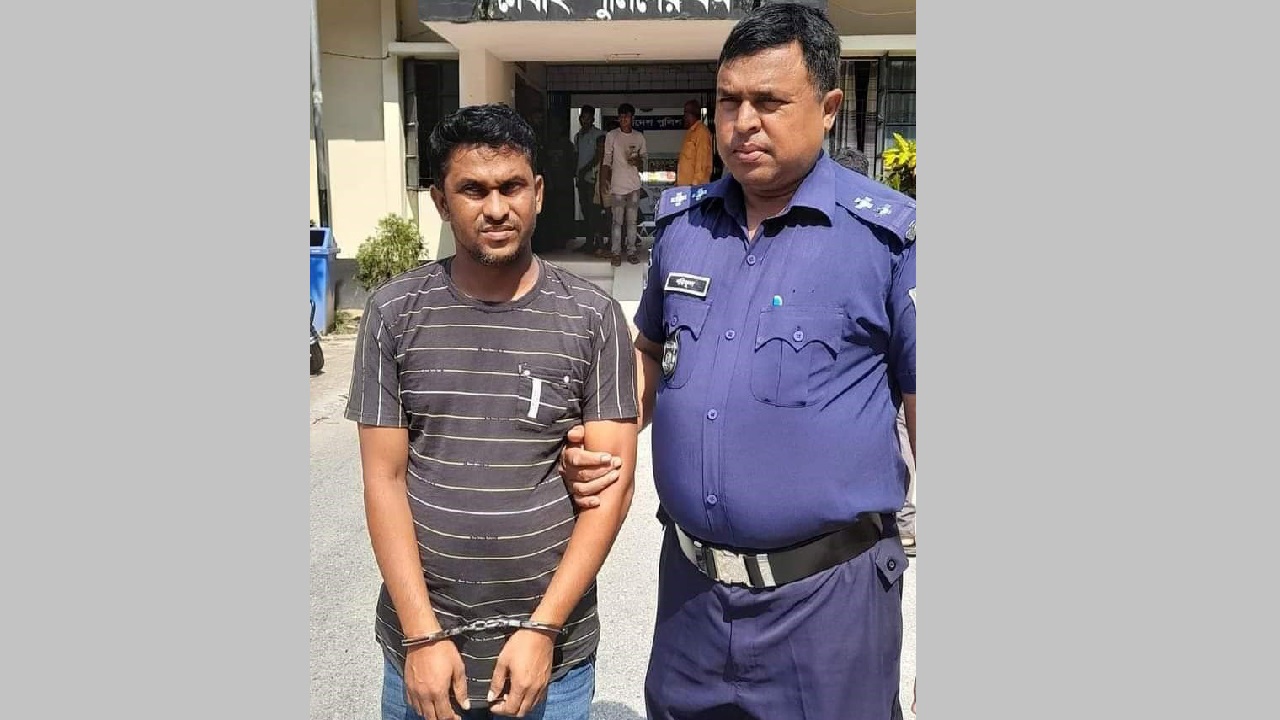 পুলিশের হাতে গ্রেপ্তার দাদন ব্যবসায়ী গোলজার রহমান। ছবি : কালবেলা