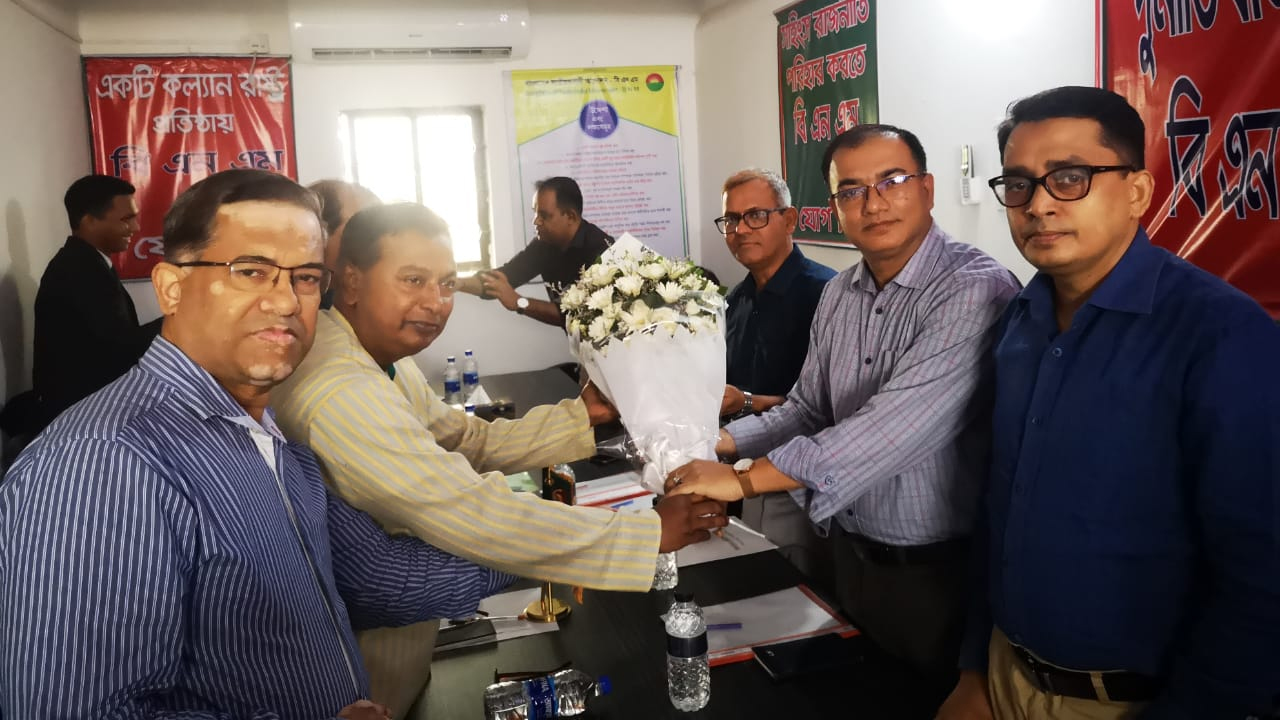 নির্বাচন কমিশনের সদস্যদের হাতে ফুলের তোড়া তুলে দিচ্ছেন বিএনএমের সদস্যরা। ছবি: কালবেলা