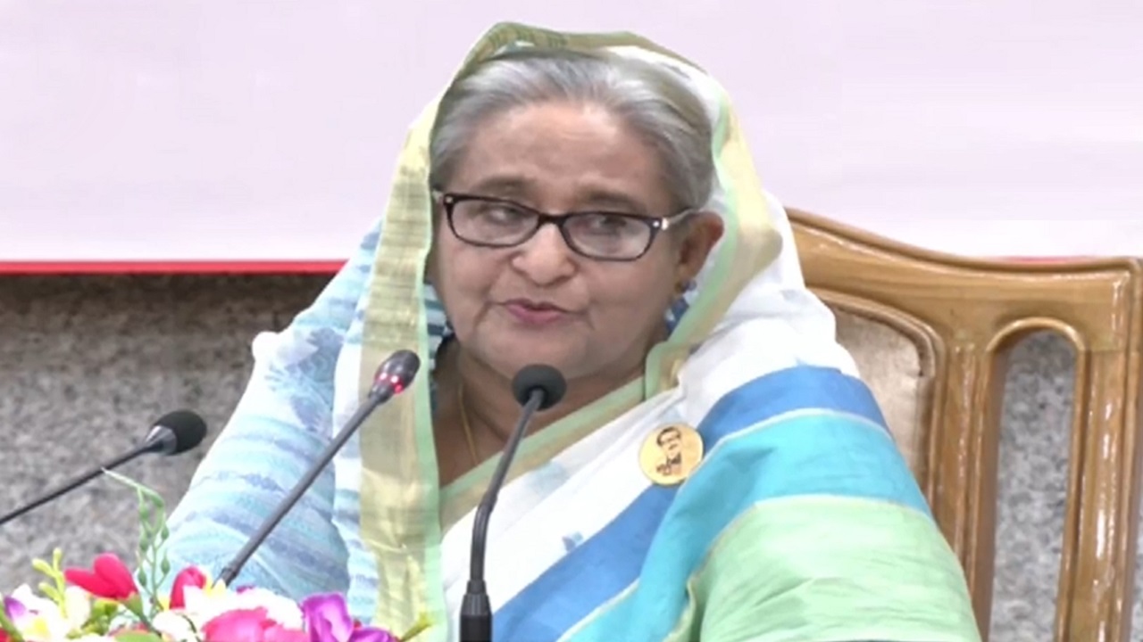অসুস্থ, অসচ্ছল ও নিহত সাংবাদিক পরিবারের সদস্যদের অনুদানের চেক বিতরণ অনুষ্ঠানে কথা বলছেন প্রধানমন্ত্রী শেখ হাসিনা। ছবি : সংগৃহীত