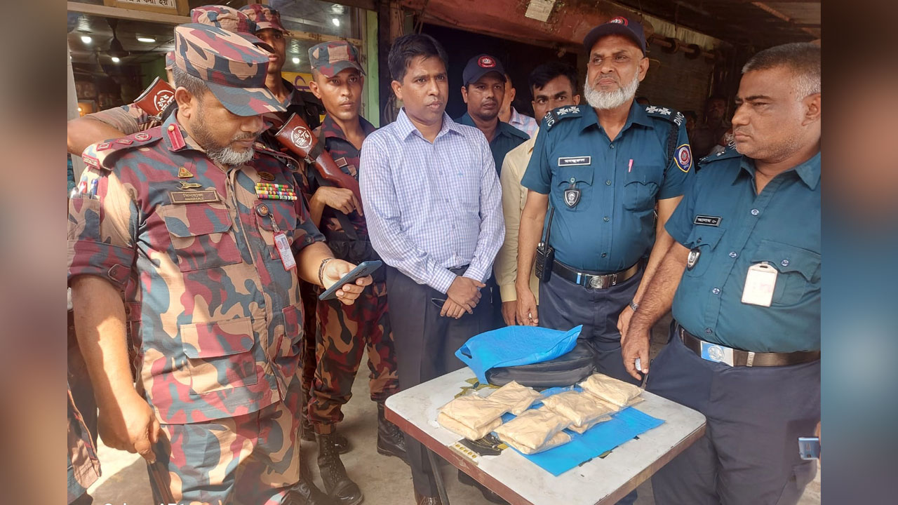 বাসে তল্লাশি করে হেরোইন উদ্ধার করলো বিজিবি। ছবি : সংগৃহীত