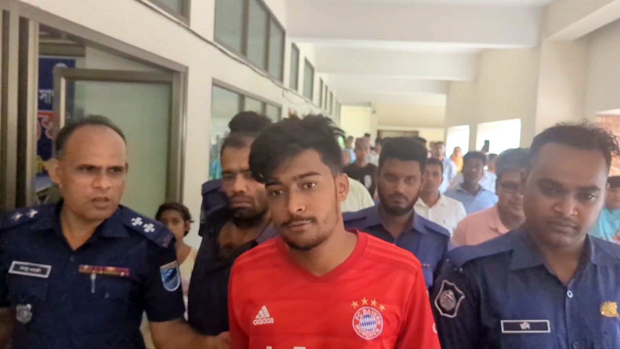 আদালতে হাজির আসামি ছাত্রলীগ নেতা শেখ শাকিল। ছবি : কালবেলা