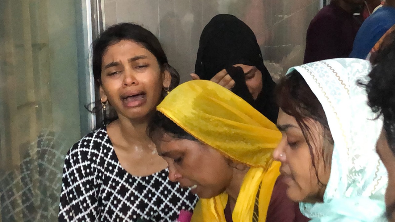 হাসপাতাল চত্বরে কান্নায় ভেঙে পড়েন নিহতদের স্বজনরা। ছবি : কালবেলা
