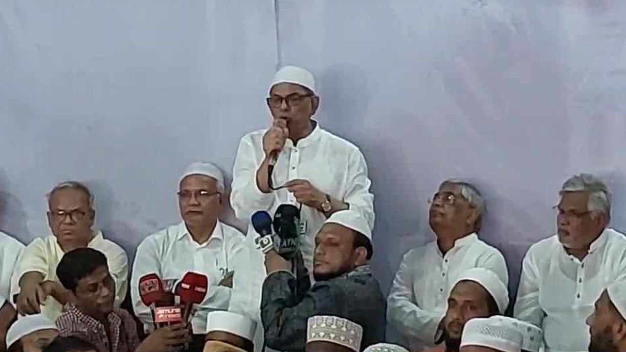 রাজধানীর নয়াপল্টনে দলের কেন্দ্রীয় কার্যালয়ে এক দোয়া মাহফিলে প্রধান অতিথির বক্তব্যে মির্জা ফখরুল। ছবি : কালেবলা
