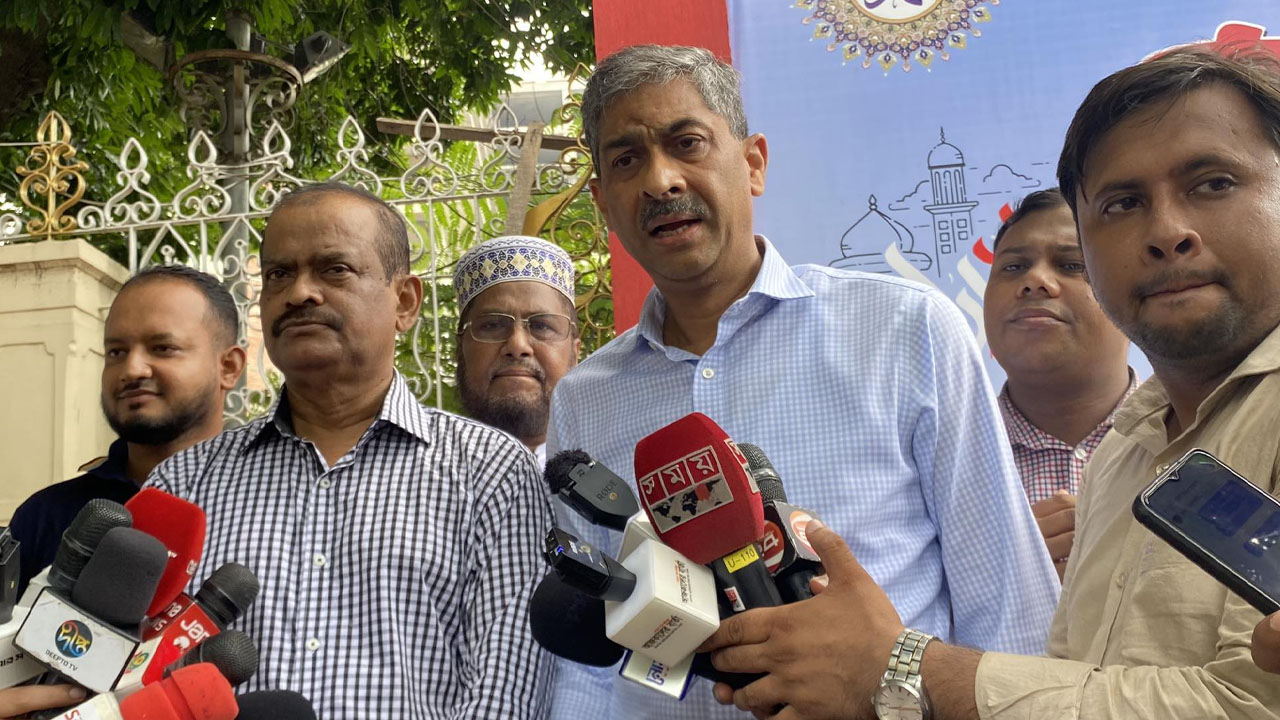 ডিএমপি কমিশনারের সঙ্গে সাক্ষাৎ শেষে সাংবাদিকদের সঙ্গে কথা বলেন বিএনপির মিডিয়া সেলের সদস্য সচিব শহীদ উদ্দীন চৌধুরী এ্যানি। ছবি : কালবেলা