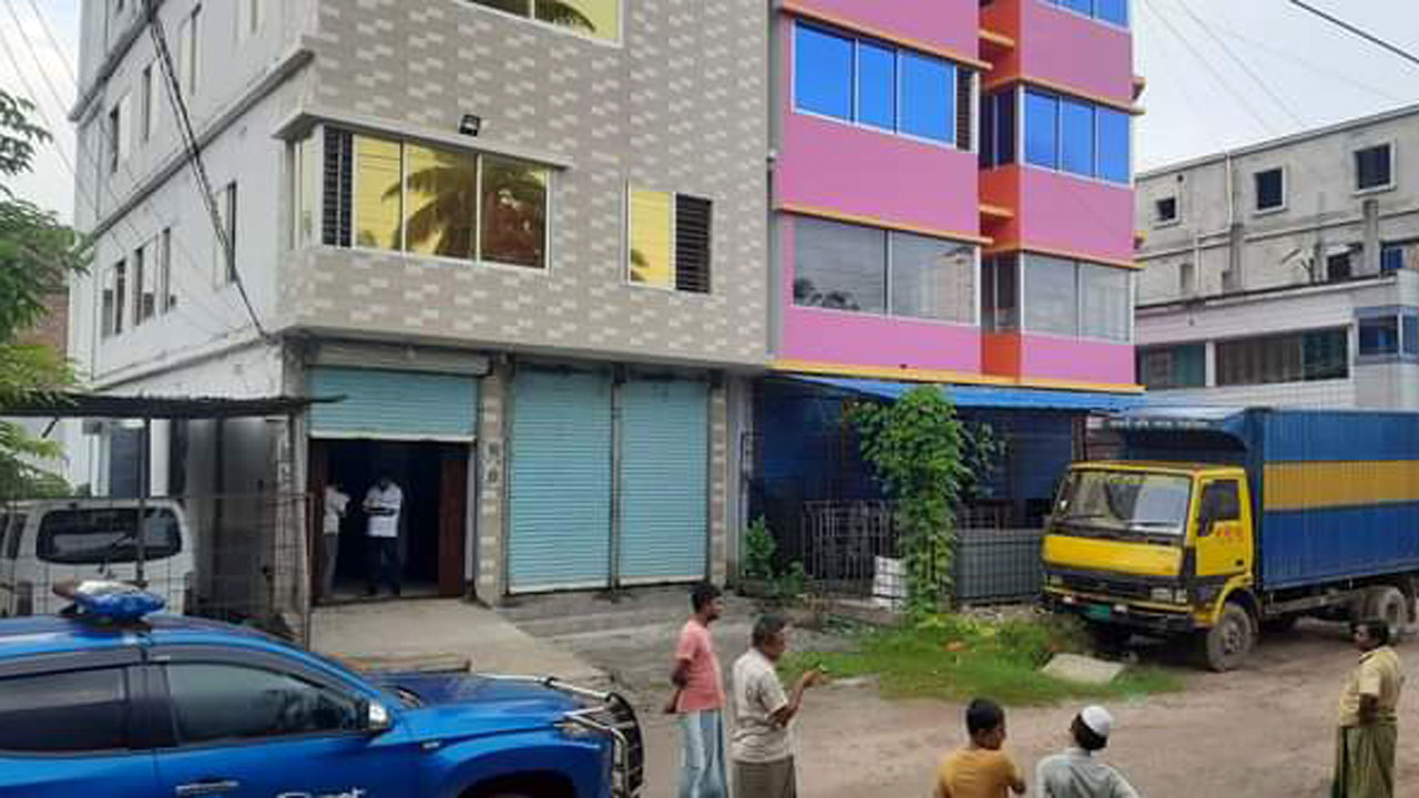 এক ভবন থেকে তিন মোটরসাইকেল চুরি। ছবি : কালবেলা